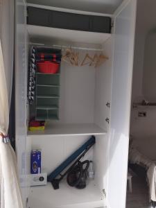 卡门港RED的白色冰箱,上面有架子和工具