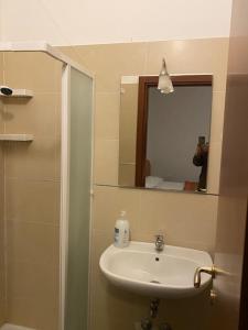 米兰盖拉酒店的一间带水槽和镜子的浴室