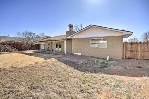 克洛维斯Charming Clovis Home with Covered Patio!的前面有围栏的房子