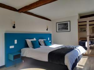 克吕佩德斯瑞米尔莫林酒店的蓝色和白色的卧室设有一张大床