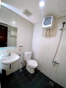 Cilimus 2Skyland City Hotel Jatinangor的一间带卫生间和水槽的浴室