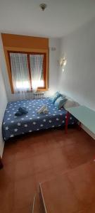 滨海比拉萨尔CASA la PAU的一间卧室配有一张带蓝色床单的床和一扇窗户。