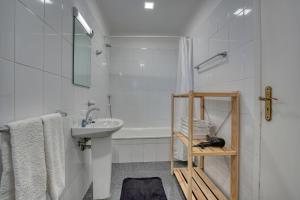 克鲁什港金塔达维拉旅馆的白色的浴室设有水槽、浴缸和卫生间。