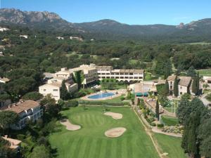 圣塔克里斯蒂纳阿鲁RVHotels Golf Costa Brava的享有带高尔夫球场的度假村的空中景致