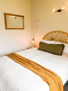 坎贝尔港PC度假屋的一间卧室设有两张床,墙上设有一面镜子