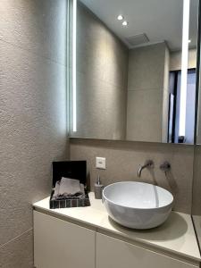 卢加诺Riva 2的浴室设有大型白色水槽和镜子