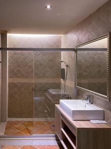 花莲市向往时尚民宿的一间带水槽和玻璃淋浴的浴室