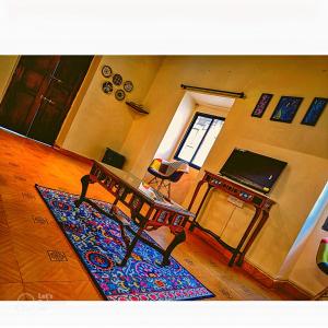 萨利加奥Casa Brooklyn Portuguese Heritage的客厅配有桌子和地毯。