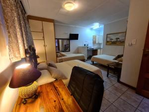 波罗瓜尼Motel Villa Africa的客厅配有沙发和桌子。