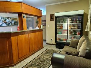 波罗瓜尼Motel Villa Africa的一间酒吧和一个沙发及柜台的房间