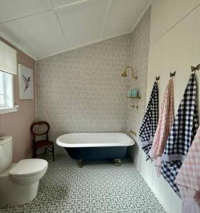 BundambaGorgeous Arthouse Queenslander In Ipswich的带浴缸和卫生间的浴室。