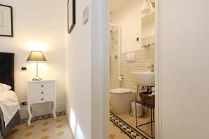 罗马马斯尼公寓的一间带卫生间和水槽的小浴室