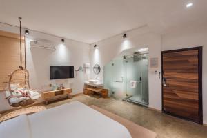 大理shang shan ruo shui 大理上山若水客栈的一间卧室设有一张床和一个玻璃淋浴间