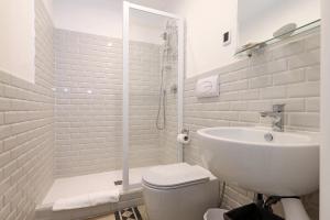 罗马马斯尼公寓的白色的浴室设有卫生间和水槽。