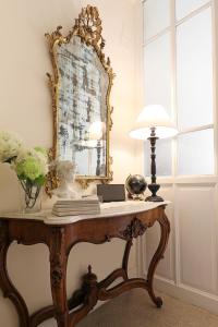 罗马马斯尼公寓的一张桌子,上面有镜子和灯