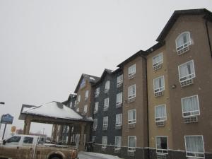 纳尔逊堡纳尔逊堡湖景酒店&度假村的停在雪地中建筑物前面的卡车