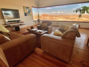 斯瓦科普蒙德沙漠清风小屋的客厅设有两张沙发和一个大壁画