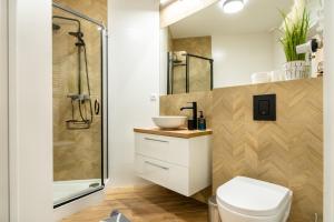 拉多姆ApartamentySnu, Struga Tower Gold z parkingiem的带淋浴、卫生间和盥洗盆的浴室