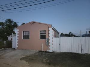 布里奇敦El Palacio Hidden City Place #2的白色围栏旁的粉红色房子