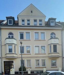 汉诺威Attraktive 3 Zimmer Wohnung in Toplage,Nähe Messe的一座拥有许多窗户的大型建筑