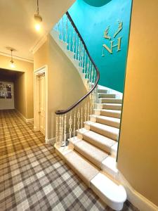 赫姆斯代尔Navidale House - Bed, Breakfast & Bar的走廊上设有楼梯,墙上挂着水族馆壁画