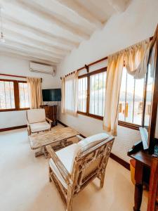马林迪Met Beach Resort Malindi的客厅设有两张床和窗户。