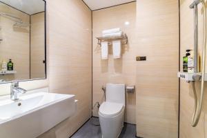 广州拼图酒店（中山八路陈家祠地铁站店）的一间带卫生间和水槽的浴室