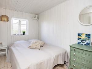 凯特明讷Holiday home Kerteminde XII的白色的卧室设有床和窗户