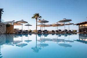 埃利亚·拉克尼亚斯阿拉斯Spa度假酒店的一个带遮阳伞和桌椅的游泳池