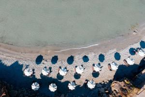 埃利亚·拉克尼亚斯阿拉斯Spa度假酒店的海滩上方的太阳伞