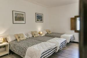 CapmanyCan Picola的白色墙壁客房的两张床