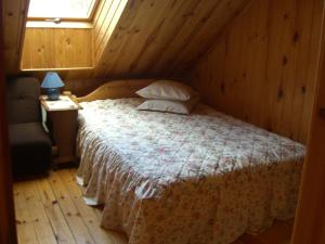 Lautere库克鲁迪兹纳瓦斯的卧室配有床、椅子和窗户。