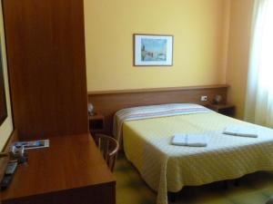 马尔恰纳Bed & Breakfast - Anselmi M&M的一间卧室配有一张床、一张桌子和一面镜子
