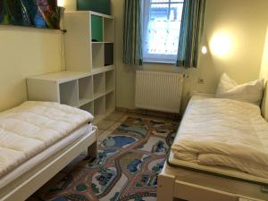 Groß KirrBirkenstr_17 EG的小房间设有两张床和地毯