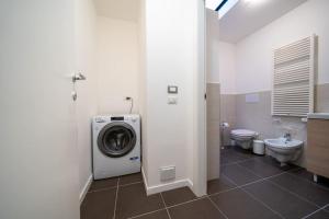 纳维廖河畔切尔努斯科Beat House&Apartments: ABBA的一间带洗衣机和卫生间的浴室