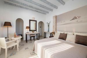 普拉Villa Cavalieri Country Hotel的一间卧室配有一张床、一张桌子和一面镜子