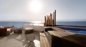埃利亚·拉克尼亚斯阿拉斯Spa度假酒店的一个带游泳池和海洋的阳台