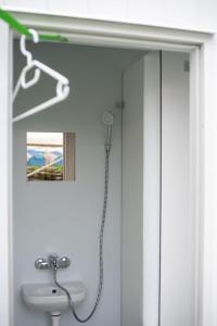 斯塔沃洛GPtents-Spa-Francorchamps的带淋浴的浴室(带白色水槽)