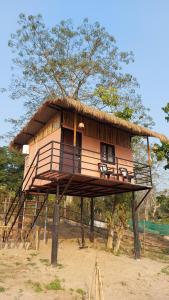索拉哈Bamby Chilling House - Feel The Nature的茅草屋顶树屋