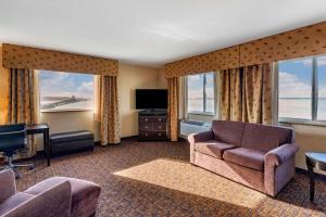 阿斯托里亚阿斯托里亚海湾贝斯特韦斯特酒店的酒店客房设有沙发、电视和窗户。