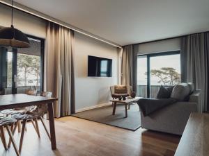 奥胡斯奥斯海滨酒店的客厅配有沙发和桌椅
