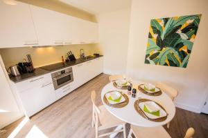 埃因霍温Lovely 3 Bedroom Apartment in Eindhoven 65m2的厨房以及带桌椅的用餐室。