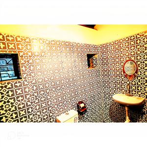 萨利加奥Casa Brooklyn Portuguese Heritage的浴室配有卫生间和水槽。