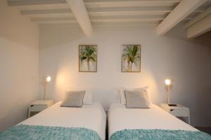 大里贝拉Quinta do Paraizo的配有2张单人床的客房,配有2盏灯