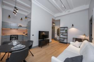 塔尔图Lutsu Residents - Unique apartment in Old Town, Keyless的客厅配有白色的沙发和桌子