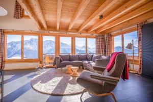 利德阿尔卑斯Chalet Elsa的带沙发、椅子和窗户的客厅