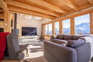 利德阿尔卑斯Chalet Elsa的带沙发和电视的客厅以及山脉