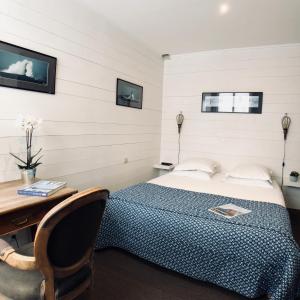 雷岛林滩L海洋酒店的一间卧室配有一张床和一张木桌