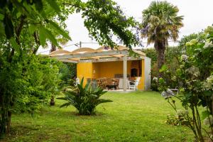 大里贝拉Quinta do Paraizo的花园设有黄色的房子和庭院