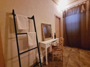 法维尼亚纳NINNI SUITE的一间带水槽、镜子和椅子的浴室